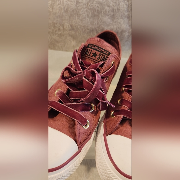 "Chucks" Chuck Taylor, Converse Limited Edition Raspberry Sueded Size 5 - Picture 3 of 8